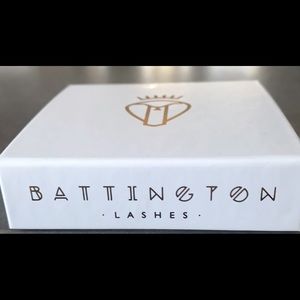 Battington Lashes. Silk eyelashes with glue included kit.